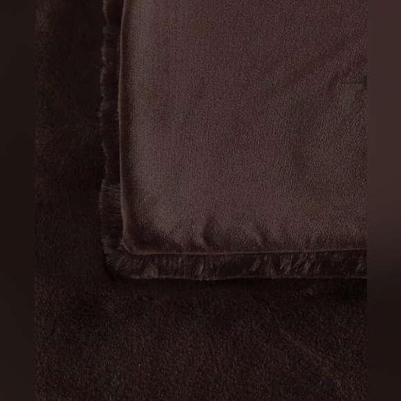 Frye Luxe Faux Fur Throw Blanket - Picture 3 of 3